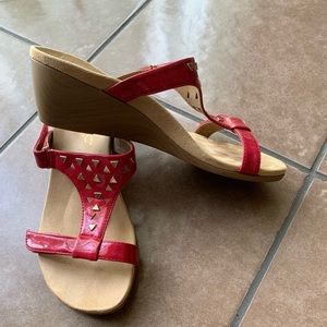 Vionic Sandals. NWT